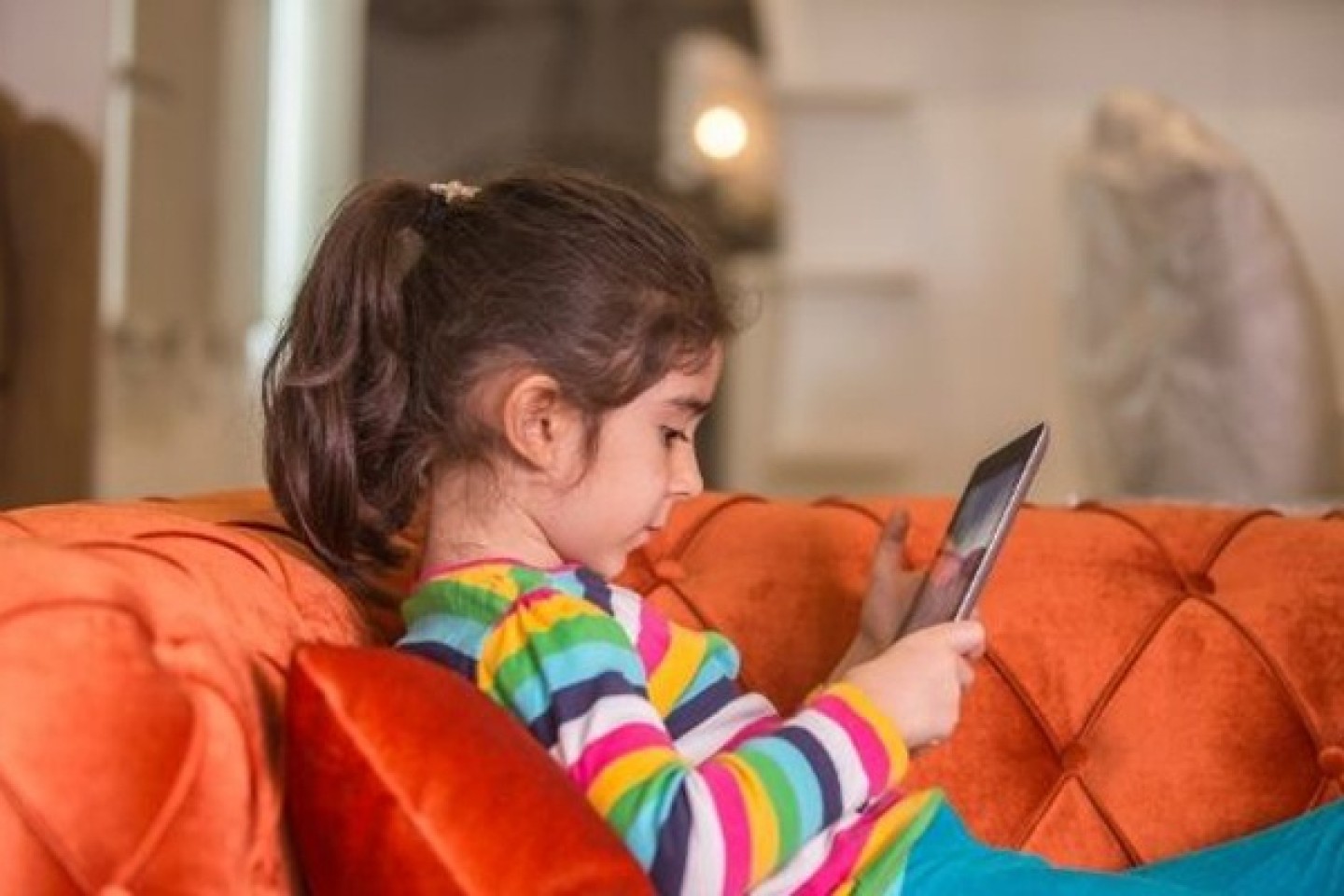 Mädchen mit Tablet